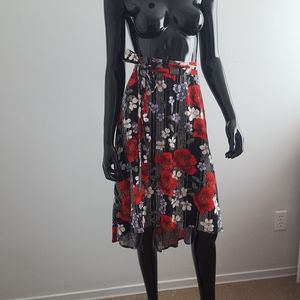 Beautiful High Low Floral Skirt w/A Belt Size M.       (K)